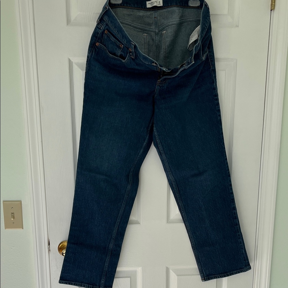 Abercrombie & Fitch mid rise straight leg blue jeans. 30 inch inseam.